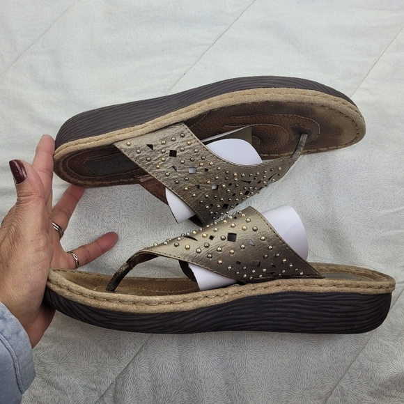 Clarks Artisan gold metallic leather thong sandals studs boho vacation edgy 9.5 - Picture 7 of 11